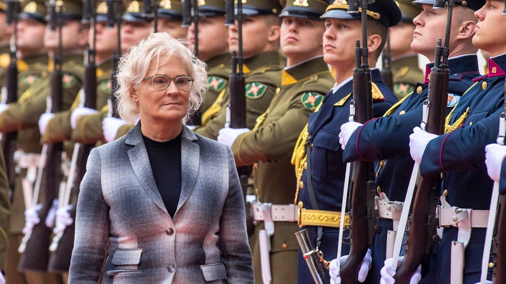 Bundesverteidigungsministerin Christine Lambrecht wird in Litauen mit militärischen Ehren empfangen.