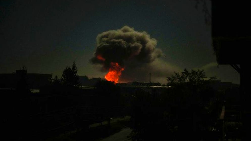 Rauch steigt am Morgen nach grossen Explosionen im ukrainischen Charkiw auf.