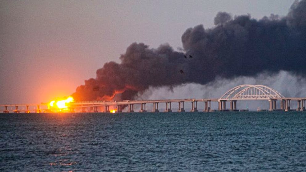 Bei der Explosion am frühen Samstagmorgen kamen russischen Angaben zufolge drei Menschen ums Leben, sieben Tankwaggons eines Güterzugs gerieten in Brand.