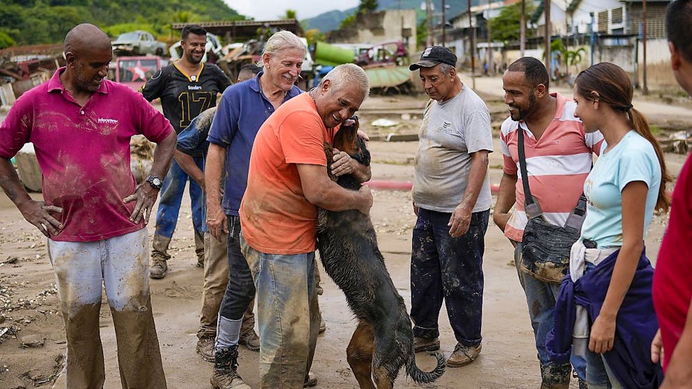 Un homme retrouve son chien, sauvé de la coulée de boue par des voisins.