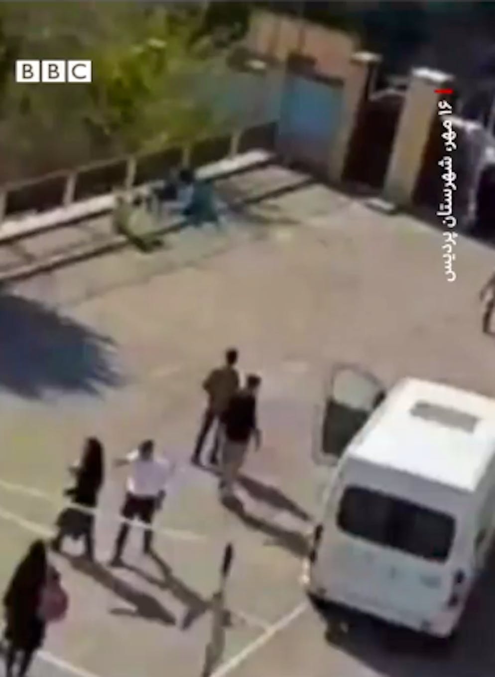 Ein weisser Lieferwagen hält auf einem Pausenplatz einer Schule im Iran. Schüler*innen sollen festgenommen worden sein.