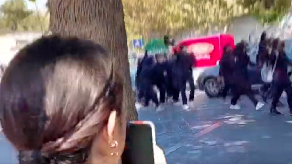 Schülerinnen im Iran protestieren. «Ich will nicht so enden wie meine Mutter»