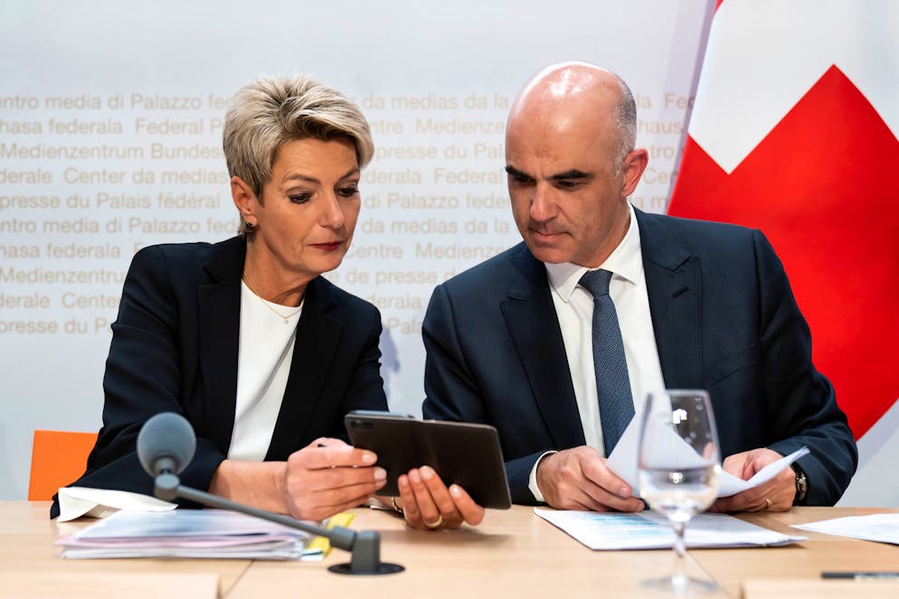 You want to reach young people with a new Instagram account.  Pictured: Federal Councilor Karin Keller-Sutter and Federal Councilor Alain Berset look at their mobile phones during a press conference.