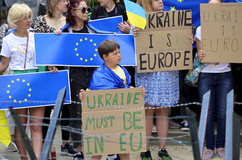 Chronologie des Krieges in der Ukraine. <strong>24. Juni:</strong> Historischer Entscheid am EU-Gipfel in Brüssel: Die Ukraine wird EU-Beitrittskandidatin. Damit wird offiziell der Prozess der EU-Mitgliedschaft eingeleitet. Vor dem Parlamentsgebäude machen sich zahlreiche Personen für diesen Schritt stark.