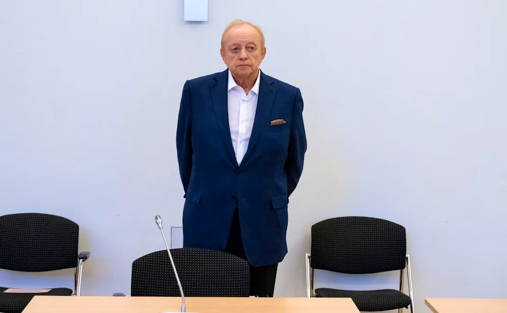Jubel für Schuhbeck: Verurteilter Koch singt bei Dinner-Show - Gallery. Der Starkoch, hier im Landgericht München I, legte gegen das Urteil in letzter Minute Revision ein.