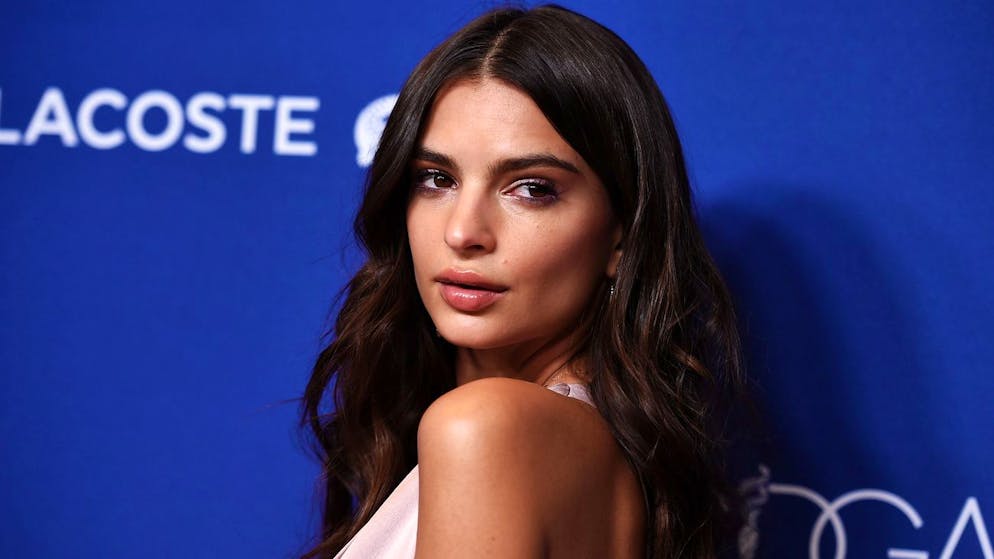 «Je n'avais pas l'air bien». Emily Ratajkowski révèle la tendance capillaire qu'elle regrette le plus d'avoir suivie