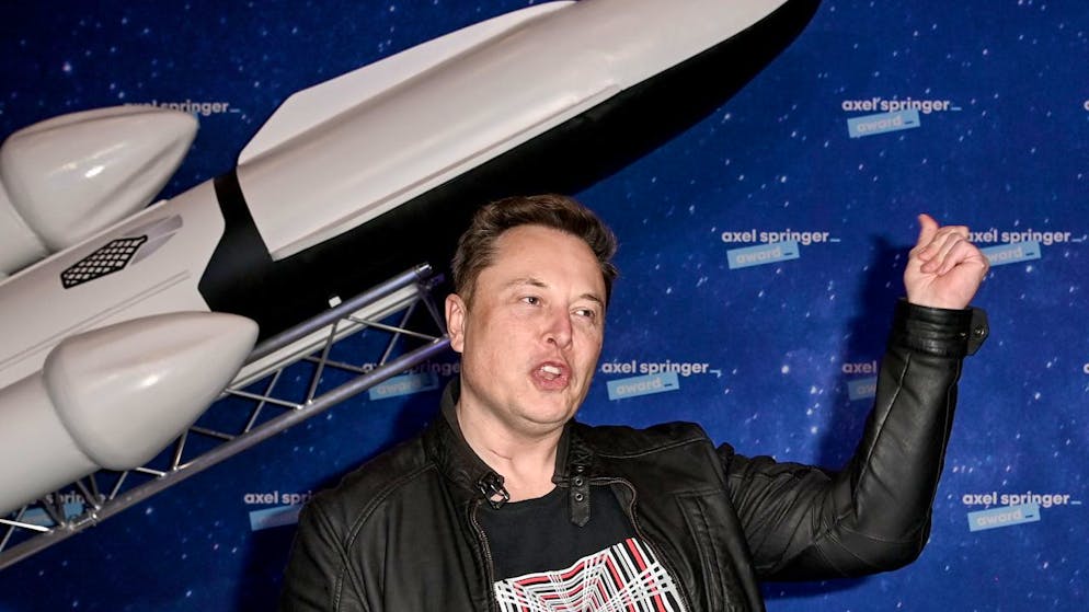 ARCHIV – Elon Musk, Chef der Weltraumfirma SpaceX und Tesla-CEO, kommt zur Preisverleihung des Axel Springer Award. Musks Raumfahrtfirma SpaceX hat einem US-Medienbericht zufolge gewarnt, dass sie womöglich nicht länger die Kosten für den kriegswichtigen Betrieb seines Satelliten- Internetdienstes in der Ukraine übernehmen kann. «Wir sind nicht in der Lage, weitere Empfangsanlagen an die Ukraine zu spenden oder die bestehenden Terminals auf unbestimmte Zeit zu finanzieren», zitierte der Sender CNN am Donnerstagabend (Ortszeit) aus einem Brief des Unternehmens an das US-Verteidigungsministerium vom September. (zu dpa «Bericht: SpaceX warnt vor Ende von Starlink-Finanzierung in Ukraine») Foto: Britta Pedersen/dpa-Zentralbild/dpa-pool/dpa