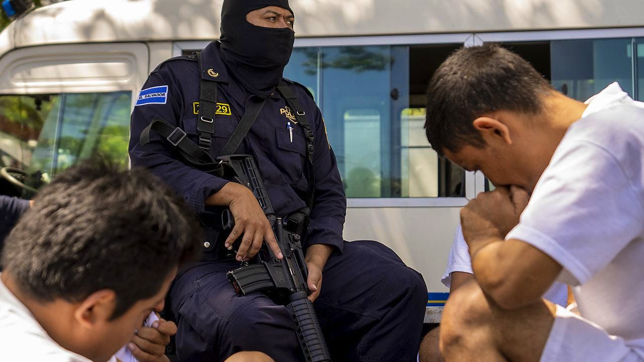 Kriminalität. Seit Ende März 55'000 Bandenmitglieder in El Salvador festgenommen