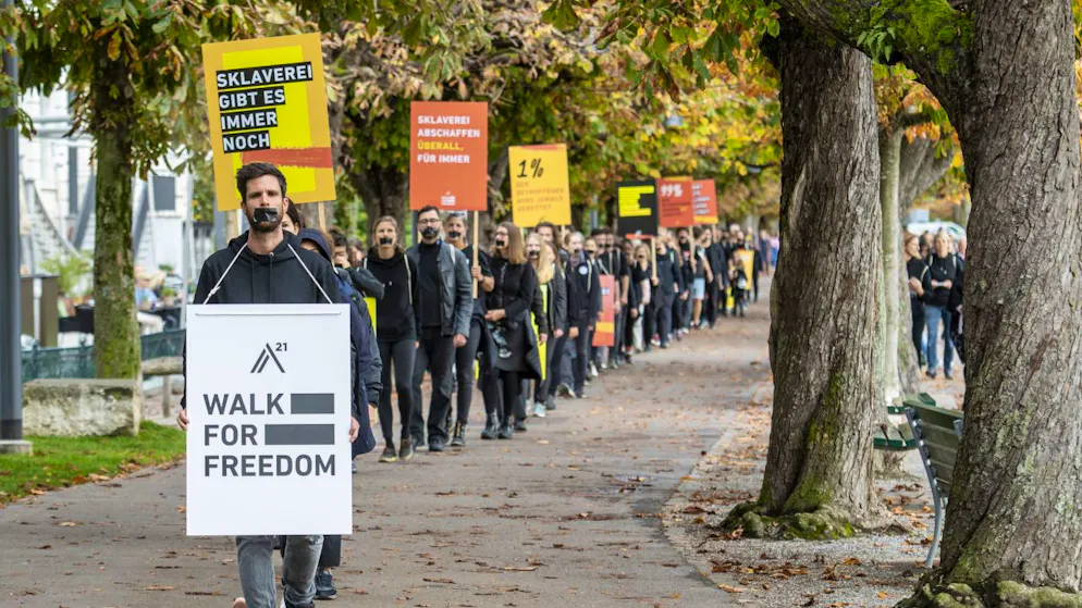In Einerkolonne marschieren in Luzern knapp 80 Menschen im «Walk for Freedom», um gegen Menschenhandel und Sklaverei zu protestieren.