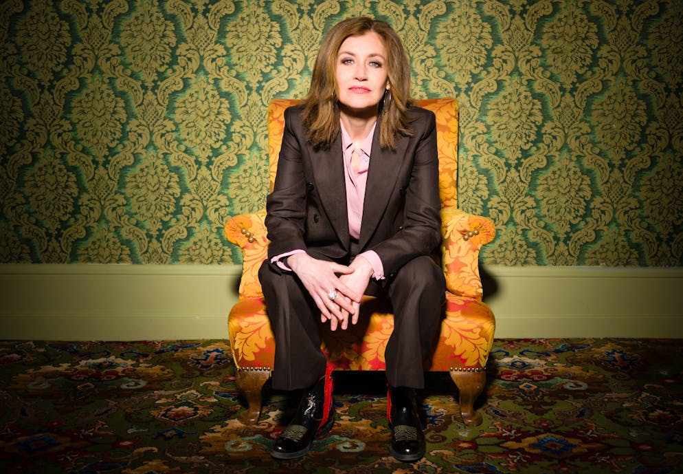 Shiva Arbabi, Schweizer Stars singen Iran-Protestsong. Mundartsängerin Sina sagt, sie hatte das Bedürfnis ein Teil dieses Projekts zu sein – auch wenn sie sich sonst nur selten politisch äussere.