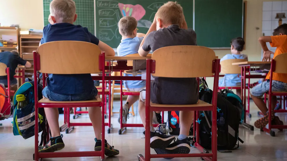 Bei hohen Temperaturen leiden Schüler*innen in ihren Klassenräumen.