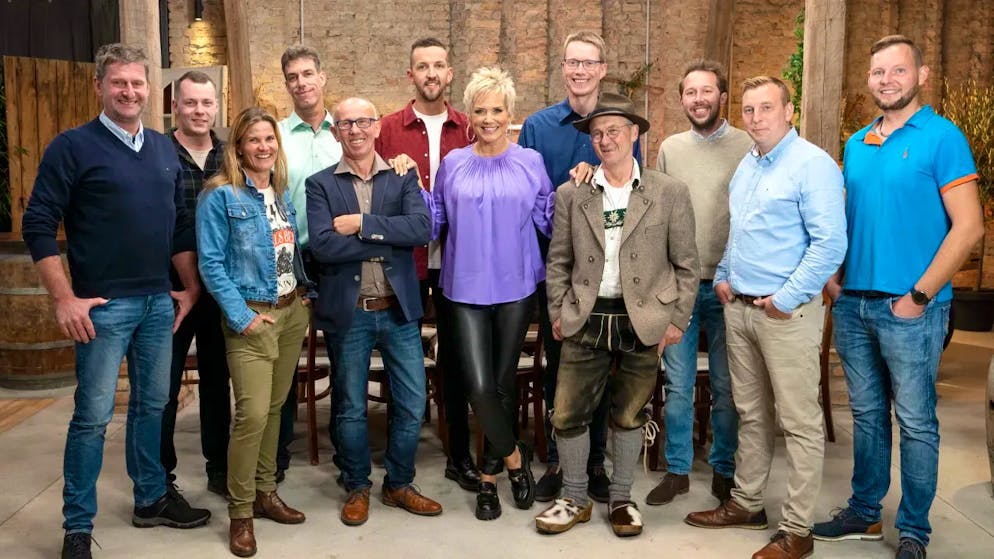 Nazi-Skandal bei «Bauer sucht Frau». Hier sieht man alle Kandidaten der aktuellen Staffel. Mittendrin: Moderatorin Inka Bause.