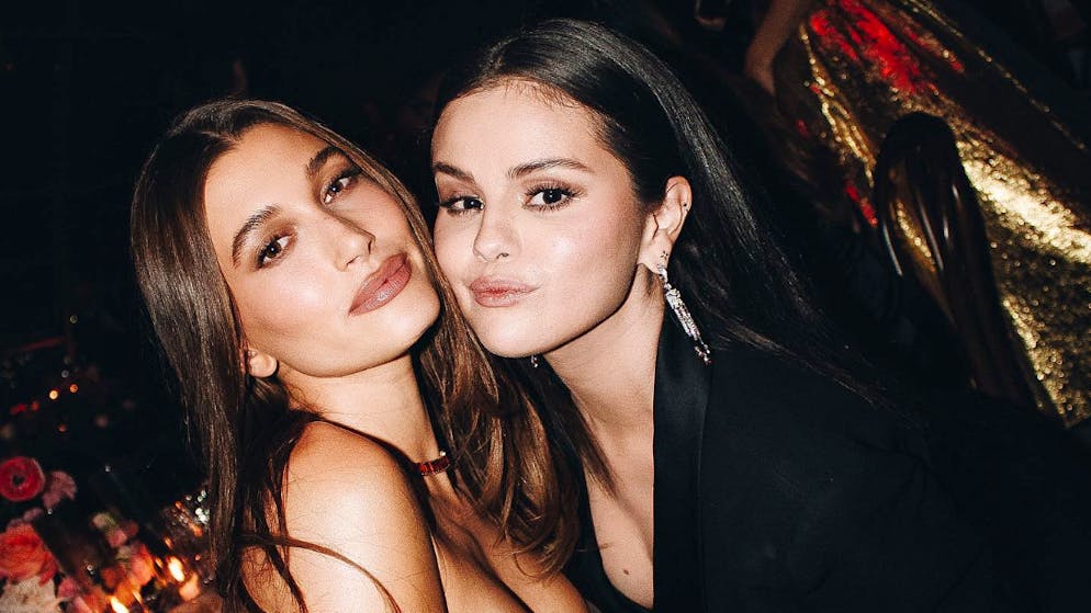 Justin Biebers Ex-Freundin und Ehefrau. Selena Gomez und Hailey Bieber posieren gemeinsam für Foto