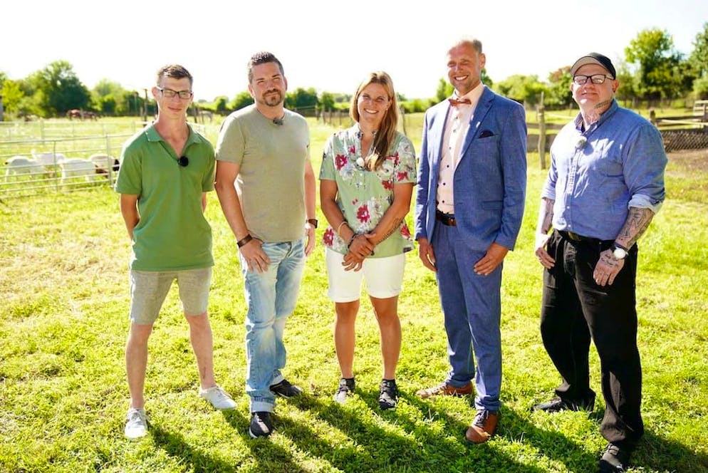 Nazi-Skandal bei «Bauer sucht Frau». «Bauer sucht Frau»-Kandidat Sven (r.) wurde wegen seinen Tattoos aus der aktuellen Staffel geschnitten.