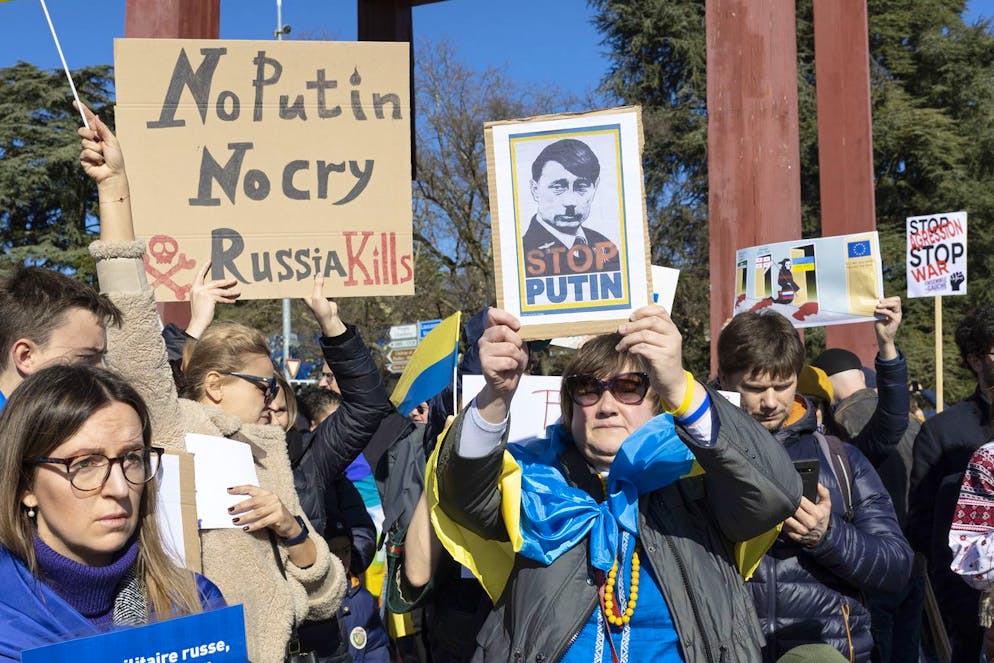 Chronologie des Krieges in der Ukraine. <strong>26. Februar: </strong>Weltweit protestieren Menschen gegen Russlands Invasion des Nachbarlands. Im Bild: Menschen versammeln sich vor dem UNO-Sitz in Genf.