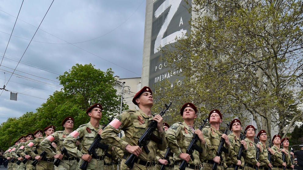 Soldaten der russischen Nationalgarde (Rosguardia) marschieren in der 2014 annektierten Krim-Stadt Sewastopol.