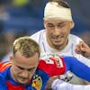 Basels Liam Millar gegen Zuerichs Nikola Katic und Bledian Krasniqi, von links, im Fussball Meisterschaftsspiel der Super League zwischen dem FC Basel 1893 und dem FC Zuerich im Stadion St. Jakob-Park in Basel, am Donnerstag, 20. Oktober 2022. (KEYSTONE/Georgios Kefalas)