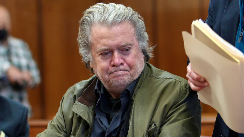 Steve Bannon, ehemaliger Chefstratege im Weissen Haus, sitzt im Gerichtssaal des Obersten Gerichts in Manhattan.