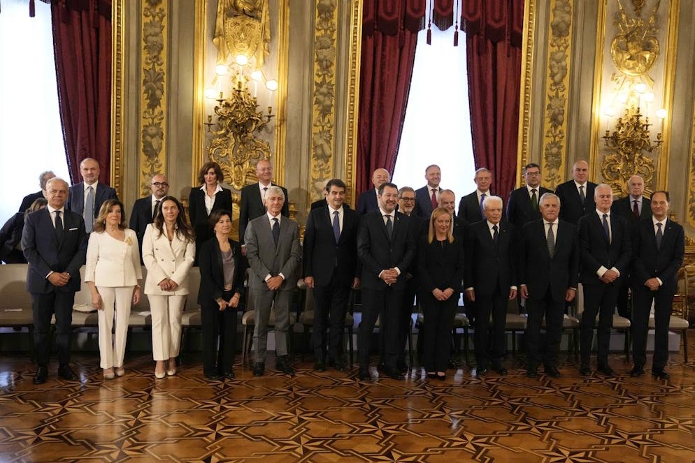 Giorgia Meloni posa con i suoi nuovi ministri dopo il giuramento al Quirinale.