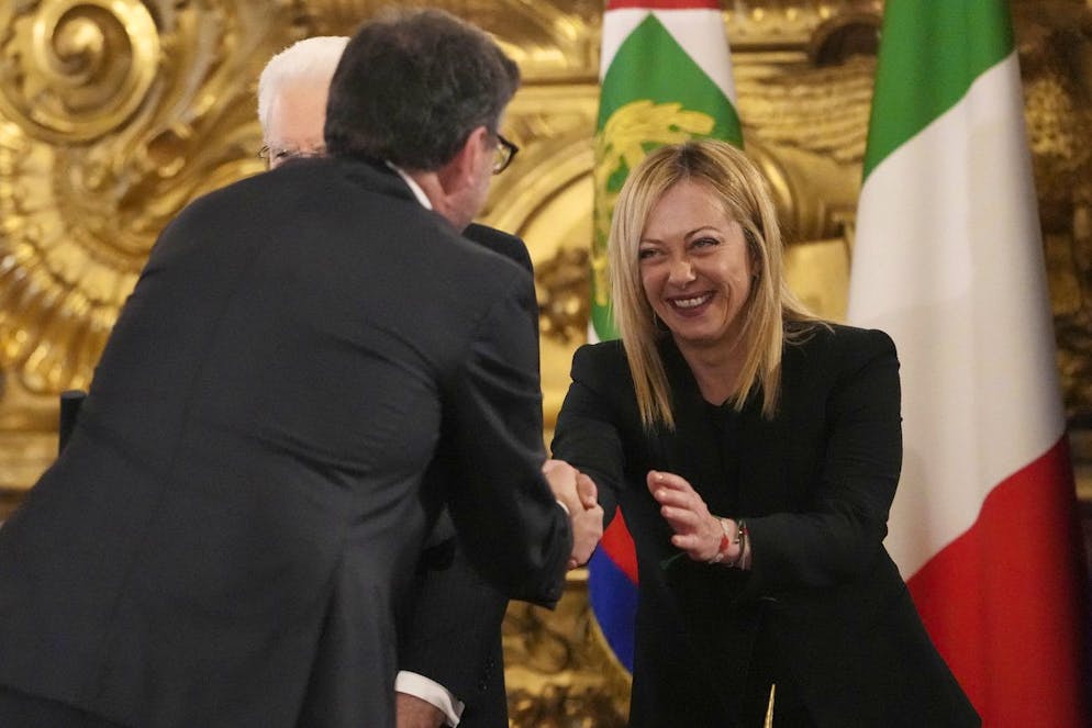Giorgia Meloni si congratula con il nuovo ministro delle Finanze Giancarlo Giorgetti sabato mattina.