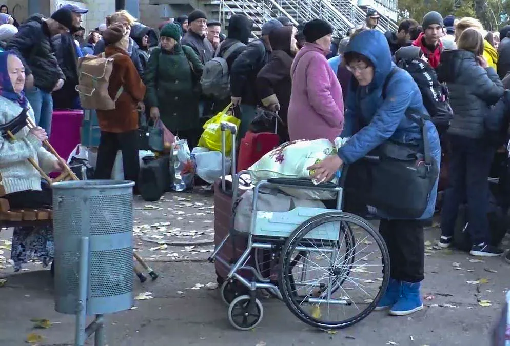 Gli abitanti di Kherson, nell'Ucraina meridionale, aspettano di essere evacuati dalla città con dei traghetti che attraversano il fiume Dnepr.