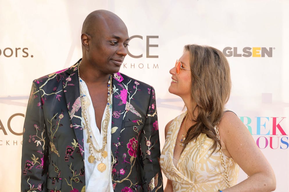 Prinzessin Märtha Louise und ihr Schamane Durek Verrett. Märtha Louise und ihr Durek zeigen sich gern in der Öffentlichkeit: Hier sind sie an einer Veranstaltung in West Hollywood im Juni 2022. Mit ihren Meinungen ecken sie aber auch an.