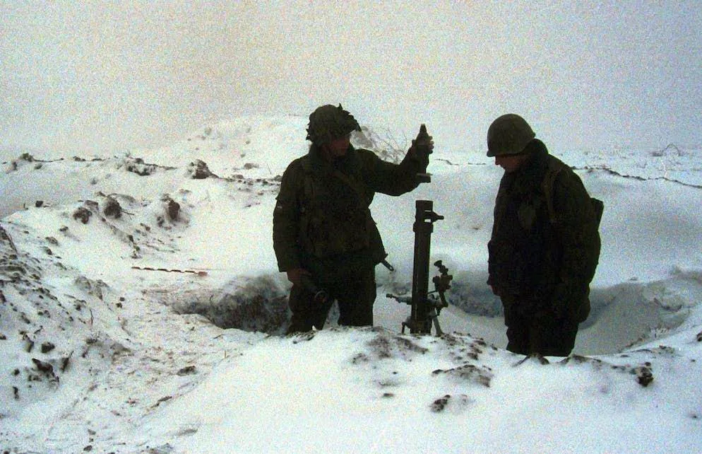 Il prossimo inverno porrà nuove sfide sia alle truppe russe che a quelle ucraine: Soldati russi durante un'esercitazione su neve e ghiaccio.