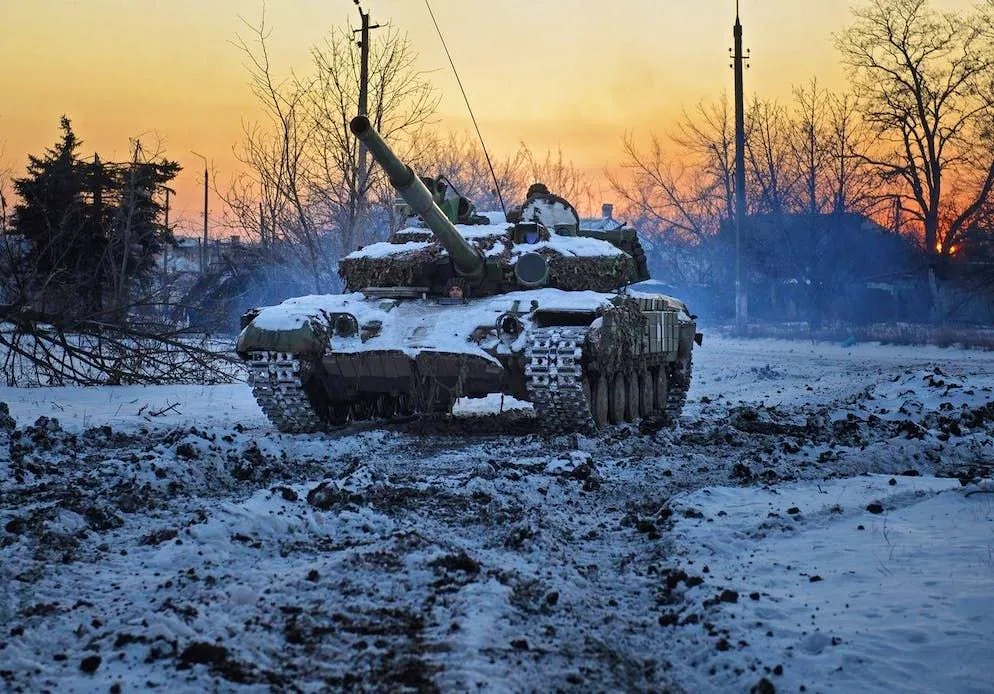 Déjà vu: carri armati dell'esercito ucraino vicino al villaggio di Pisky nella regione di Donetsk, Ucraina, 31 dicembre 2014. L'allora presidente ucraino Poroshenko aveva spianato la strada alla richiesta di adesione dell'Ucraina alla NATO. Un passo che è stato fermamente respinto dalla Russia fin dall'inizio.