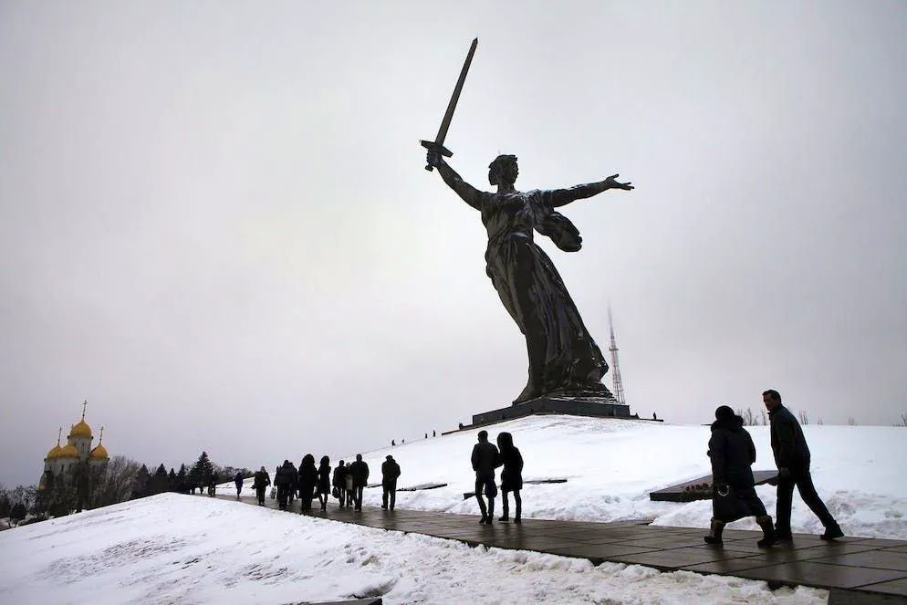 I russi commemorano le vittime della battaglia di Stalingrado. Anche allora l'inverno giocò un ruolo decisivo nella guerra.
