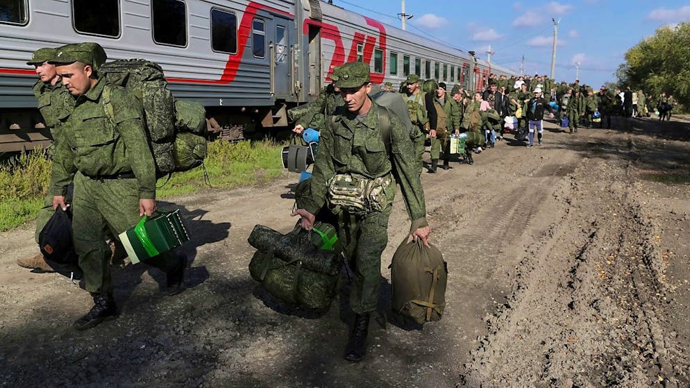 Russische Soldaten können auf einer Hotline schon kapitulieren, bevor sie an der Front in der Ukraine ankommen. (Archivbild)