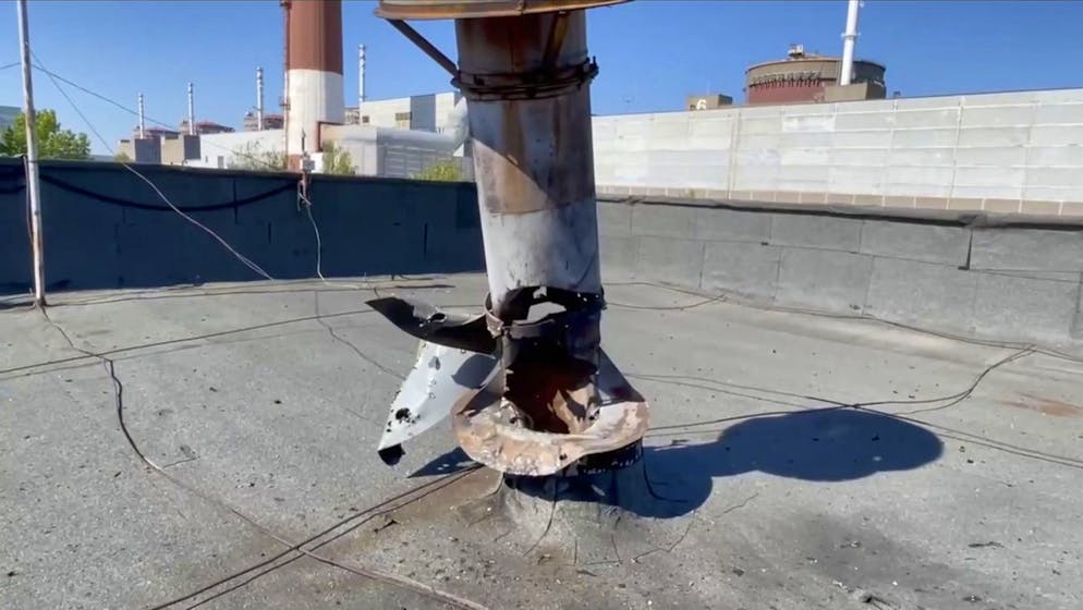 Chronologie des Krieges in der Ukraine. <strong>7. August:</strong> Die Lage im Atomkraftwerk Saporischschja spitzt sich zu. Kiew und Moskau beschuldigen sich gegenseitig, das AKW zu beschiessen. Die Angst vor einer Atomkatastrophe wächst. Russische Truppen besetzen das AKW bereits seit Anfang März. Betrieben wird es jedoch von ukrainischen Techniker*innen.