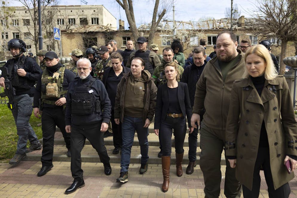 Chronologie des Krieges in der Ukraine. <strong>27. April: </strong>Eine parlamentarische Delegation um Nationalratspräsidentin Irène Kälin (Grüne) besucht den Kiewer Vorort Irpin. Wie in Butscha sind auch hier nach dem Abzug der russischen Truppen Anzeichen auf Kriegsverbrechen entdeckt worden.