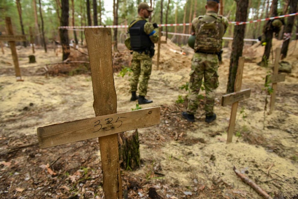 Chronologie des Krieges in der Ukraine. <strong>16. September:</strong> Nachdem die ukrainische Armee die Stadt Isjum zurückerobert hat, wird ein Massengrab entdeckt. Über 400 Leichen sind hier begraben. Präsident Selenskyj sagt dazu: «Butscha, Mariupol und jetzt leider auch Isjum: Russland hinterlässt überall Tod und muss sich dafür verantworten.»