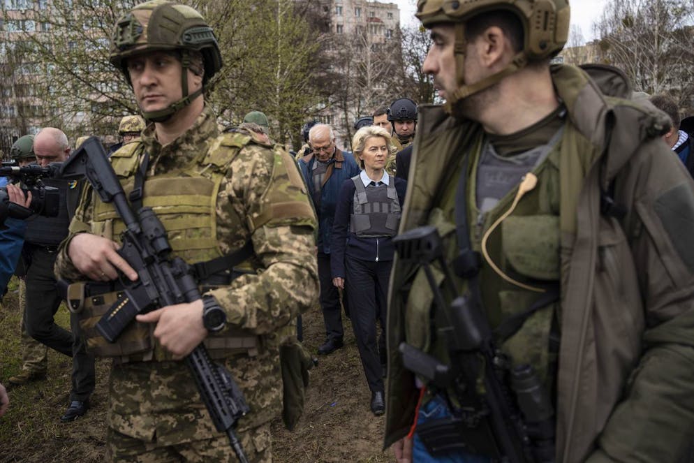 Chronologie des Krieges in der Ukraine. <strong>8. April:</strong> Das Massaker von Butscha löst international Entsetzen aus. Als erste westliche Spitzenpolitikerin macht sich EU-Kommissionspräsidentin Ursula von der Leyen ein Bild von der Lage vor Ort und besucht die Massengräber.