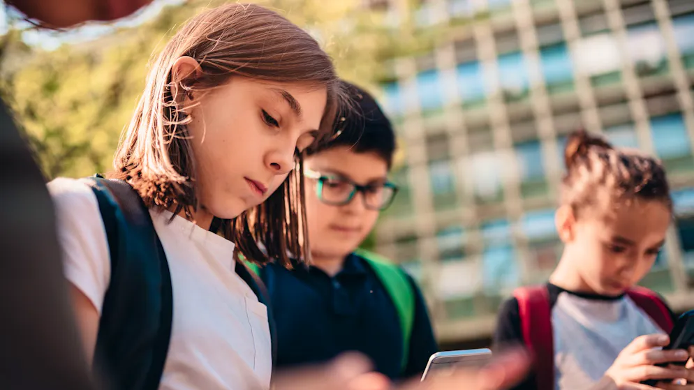 Médias numériques. Cinq heures par jour sur ton portable, est-ce bien normal ?