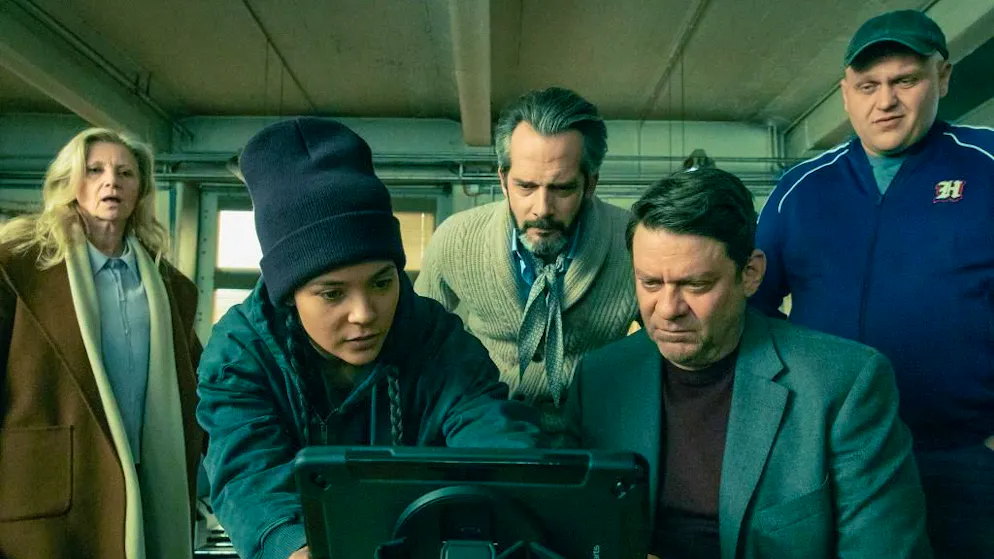 Schaffen es die Detektive in der SRF-Krimiserie «Die Beschatter» zusammen das Tablet zu knacken? Esther Gemsch als Doro Iselin, Meryl Marty als Agotha Bayani, Martin Rapold als Roger Hasenfratz, Roeland Wiesnekker als Leo Brand und Dardan Sadik als Milan Giokaj (von links nach rechts).