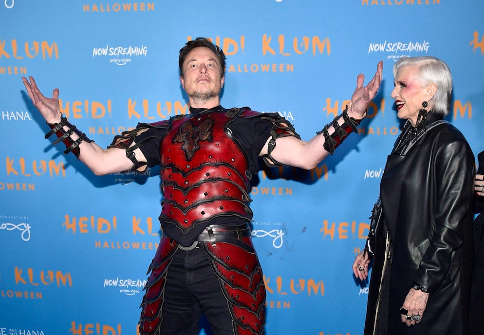 Heidi Klum feiert Halloween als riesiger Wurm - Gallery. Hoher Besuch: Elon Musk kommt mit seiner Mutter Maye Musk zu Heidi Klums Halloween-Party