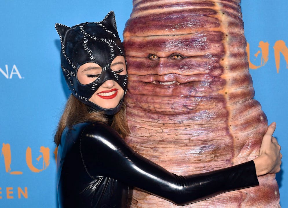 Heidi Klum feiert Halloween als riesiger Wurm - Gallery. Catwoman und der Wurm: Heidi Klum wird von ihrer Tochter Leni umarmt.