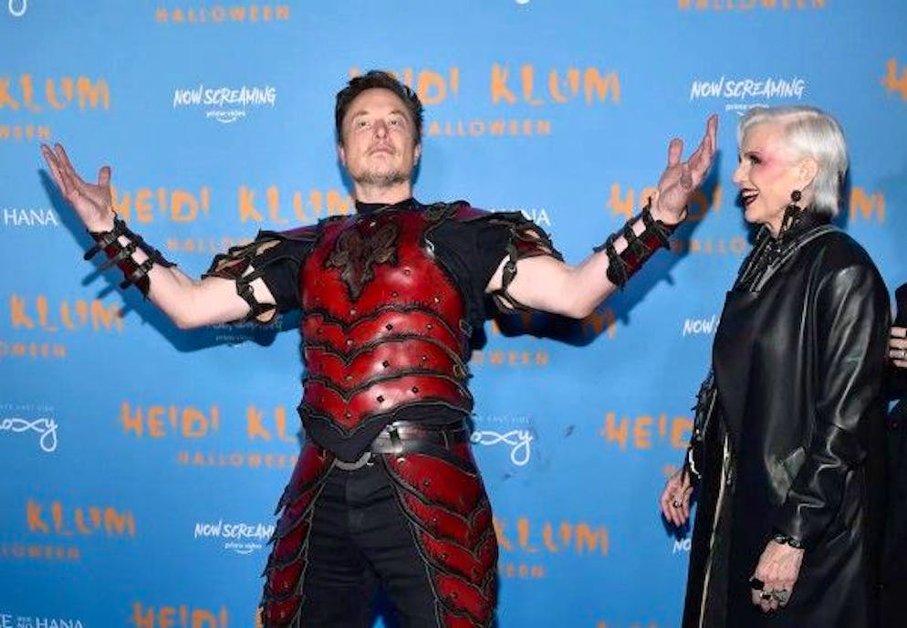Heidi Klum. Il nuovo capo di Twitter Elon Musk si è messo una tenuta da guerriero rossa e nera ed è arrivato insieme alla madre