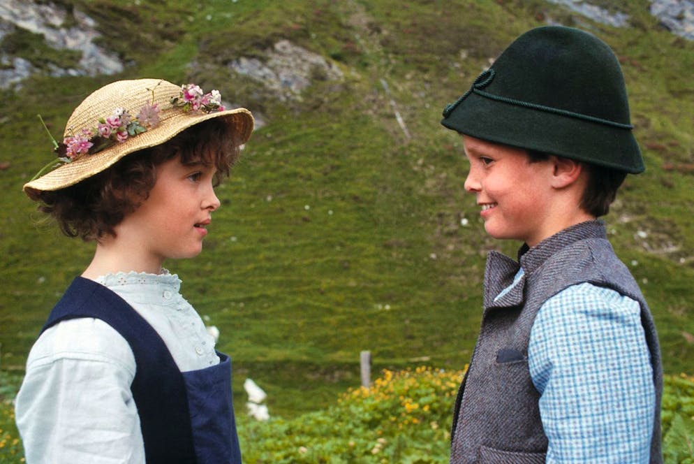 Une scène de film de la série télévisée en 26 épisodes Heidi, d'après les deux livres de l'écrivaine suisse Johanna Spyri. L'image montre les deux acteurs principaux Katja Polletin (Heidi) et Stefan Arpagaus (Geissenpeter), prise le 28 juin 1977, Graubuenden, Suisse. (archives)