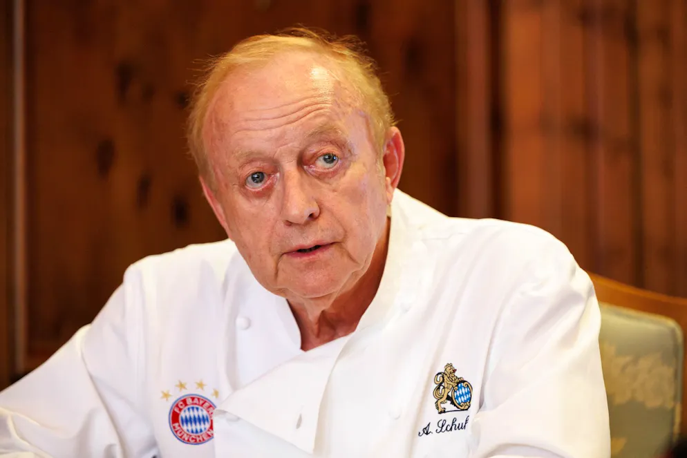 Jubel für Schuhbeck: Verurteilter Koch singt bei Dinner-Show - Gallery. Der Starkoch wurde zuvor zu einer Gefängnisstrafe verurteilt.