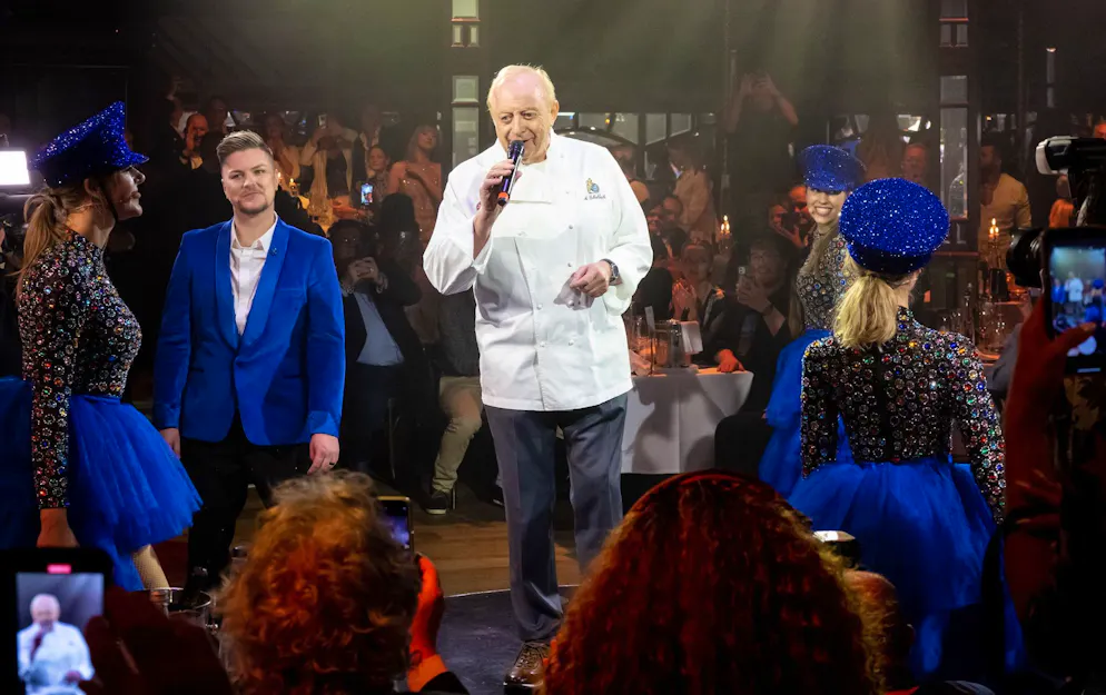 Jubel für Schuhbeck: Verurteilter Koch singt bei Dinner-Show - Gallery. Alfons Schuhbeck trällert bei einem Auftritt im Münchner Teatro ins Mikrofon.
