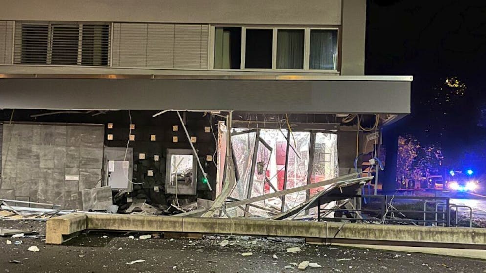 Am 22. November sprengen Unbekannte zwei Bankomaten in Aesch BL. Eine Woche später taucht ein Teil der Beute im Casino Zürich auf. 