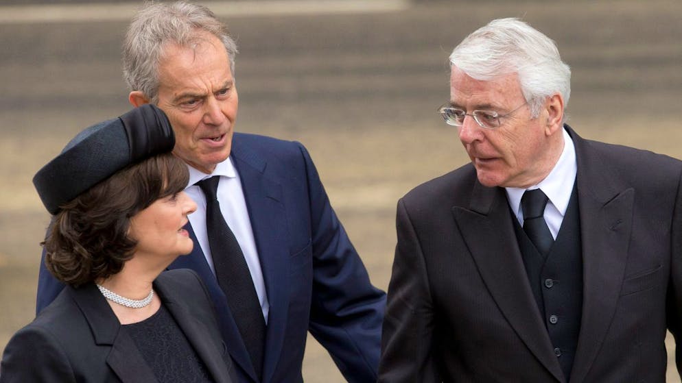 Tony Blair a colloquio con John Major.