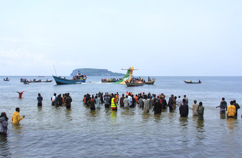 epa10289975 Rescue operations underway after a plane carrying 43 people crashed into Lake Victoria in Tanzania in bad weather shortly before scheduled landing in Bukoba, 06 November 2022. Twenty-six people have been rescued so far, according to Tanzanian officials.  EPA/STR