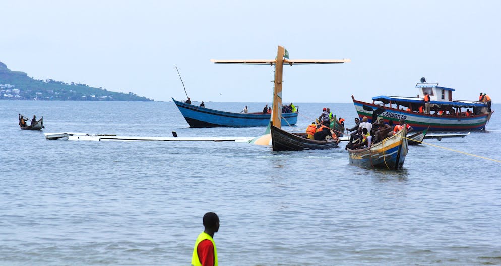 epa10289973 Rescue operations underway after a plane carrying 43 people crashed into Lake Victoria in Tanzania in bad weather shortly before scheduled landing in Bukoba, 06 November 2022. Twenty-six people have been rescued so far, according to Tanzanian officials.  EPA/STR