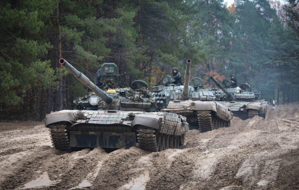 Des soldats ukrainiens sur des chars russes capturés T-72 organisent un entraînement militaire près de la frontière entre l'Ukraine et la Biélorussie près de Tchernihiv, en Ukraine, le 19 octobre 2022. (archives)