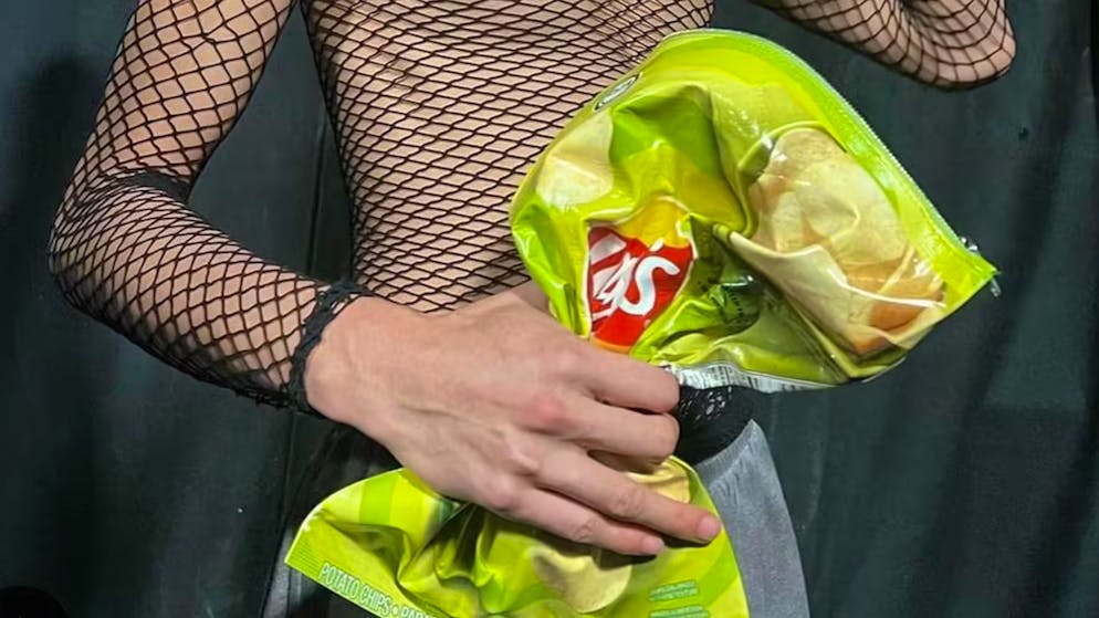 Sac Balenciaga étrange. Ce paquet de chips coûte 1800 francs