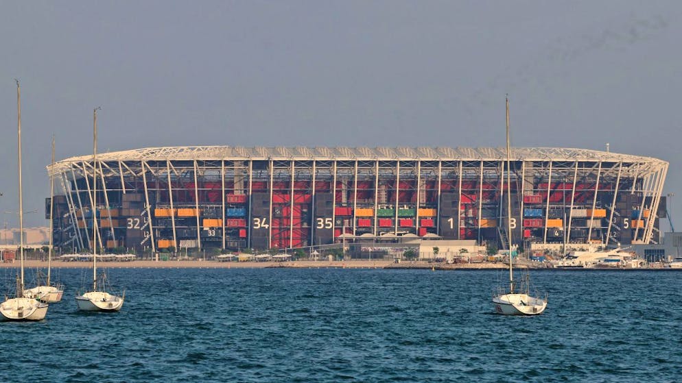 Aus 974 Schiffscontainern und Stahlelementen soll das Stadion 974 den nahegelegenen Hafen widerspiegeln. Es bietet einen spektakulären Blick auf die Skyline von Doha und soll nach der WM wieder abgebaut werden.