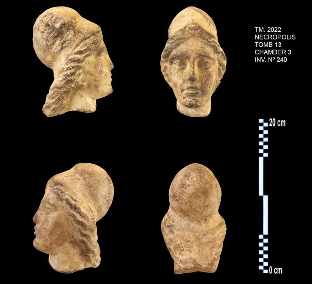 Der Weg in Kleopatras Grab?. Abbild der Gottheit Isis: Kleopatras Regentschaft als letzte Königin Ägyptens endet nach Antonius' Niederlage gegen Kaiser Augustus, der das Land zur römischen Provinz macht.